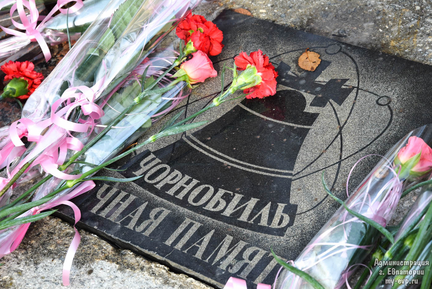 Памятник чернобыльцам в чернобыле. Чернобыль детям кратко. Благодарность ликвидаторам чаэс. Ликвидаторы чернобыля полицейские. Кладбище ликвидаторов чаэс.